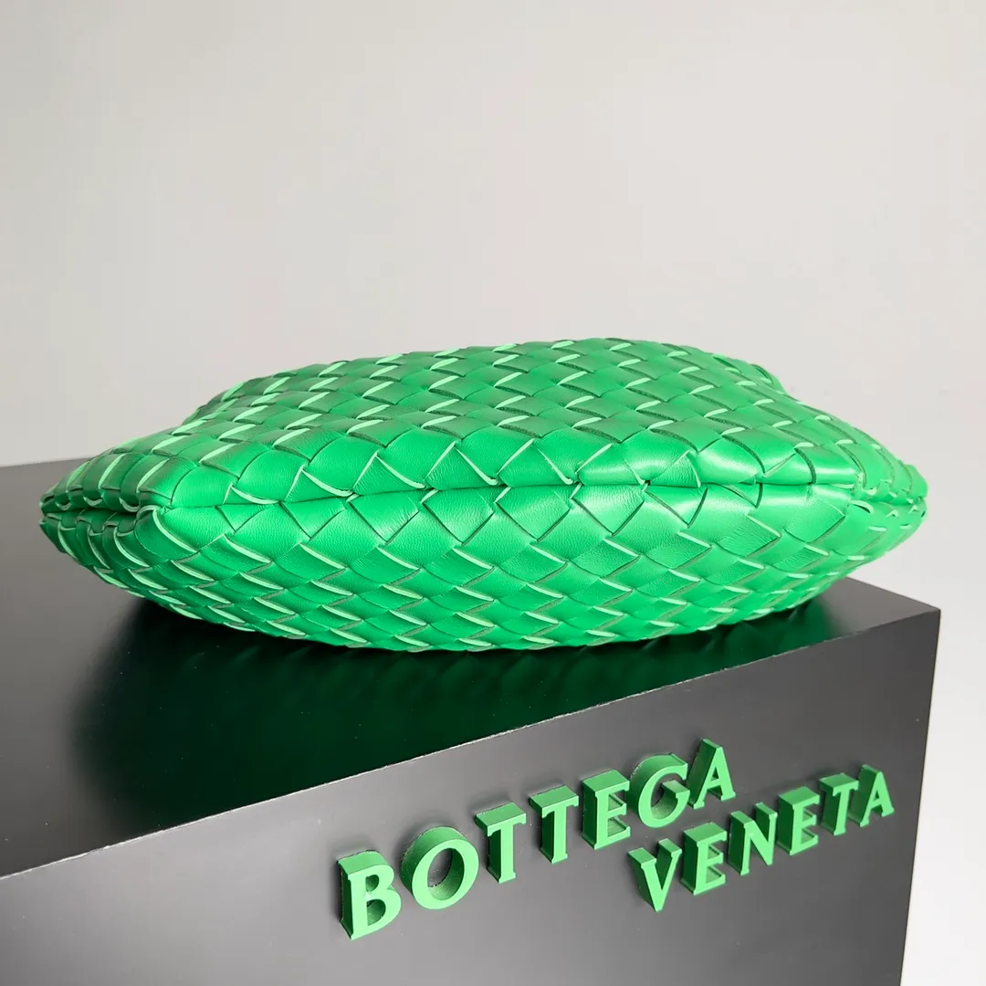 Batch 1760, ready for sale. Inspired by the 20th century modern sculptor Brancusi's work "Birds in the Sky". Muse brass handles, unique craftsmanship, make each handle unique, thus reflecting the precious sense of sculpture. Carrying Sardine in hand creates a high-end and modern look! The Sardine handbag uses Intrecciato weaving to highlight the heritage of the brand's craftsmanship. The handle design forms a strong contrast and presents an artistic design concept. The finishing of the Muse brass decorative layer is completed by multiple processes. The exquisite craftsmanship makes each handle unique. Style number: 7468 Size: 33*3*24